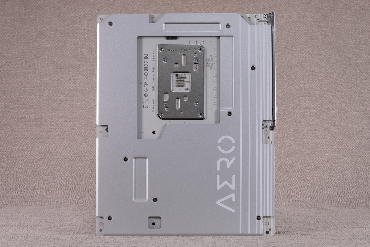 基板裏面。基板裏面を保護するバックプレートを搭載している