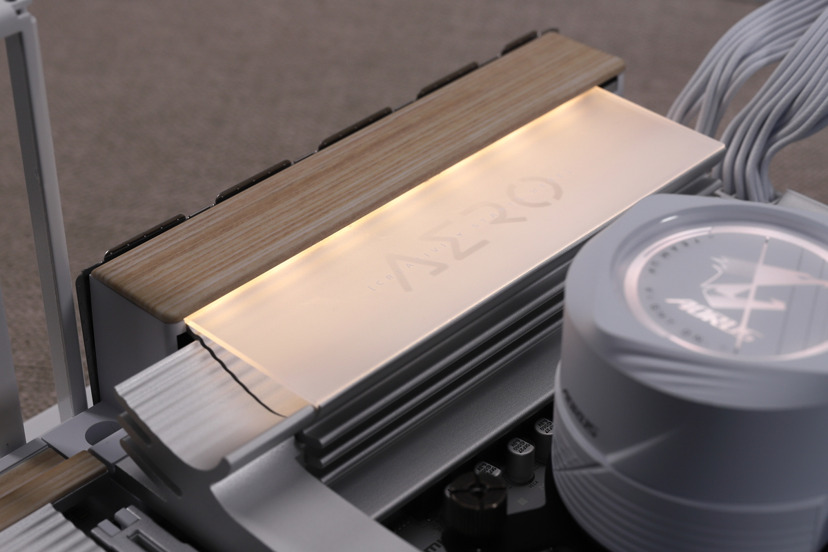 木目調パネルと暖色系のLEDライティングが上品なビジュアルを演出