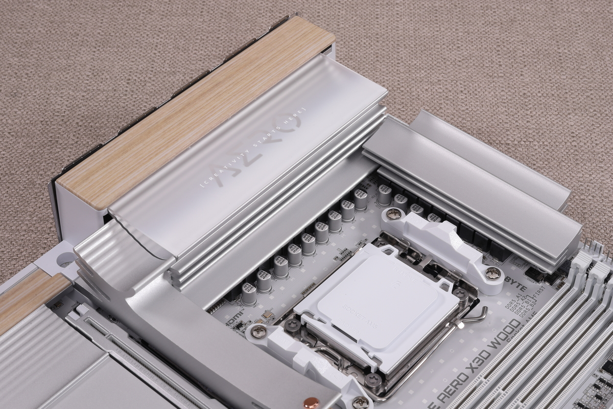 60A対応DrMOSで構成された16+2+2フェーズのVRMを搭載。Socket AM5対応CPUの性能を最大限に引き出せる電力供給能力を備えている