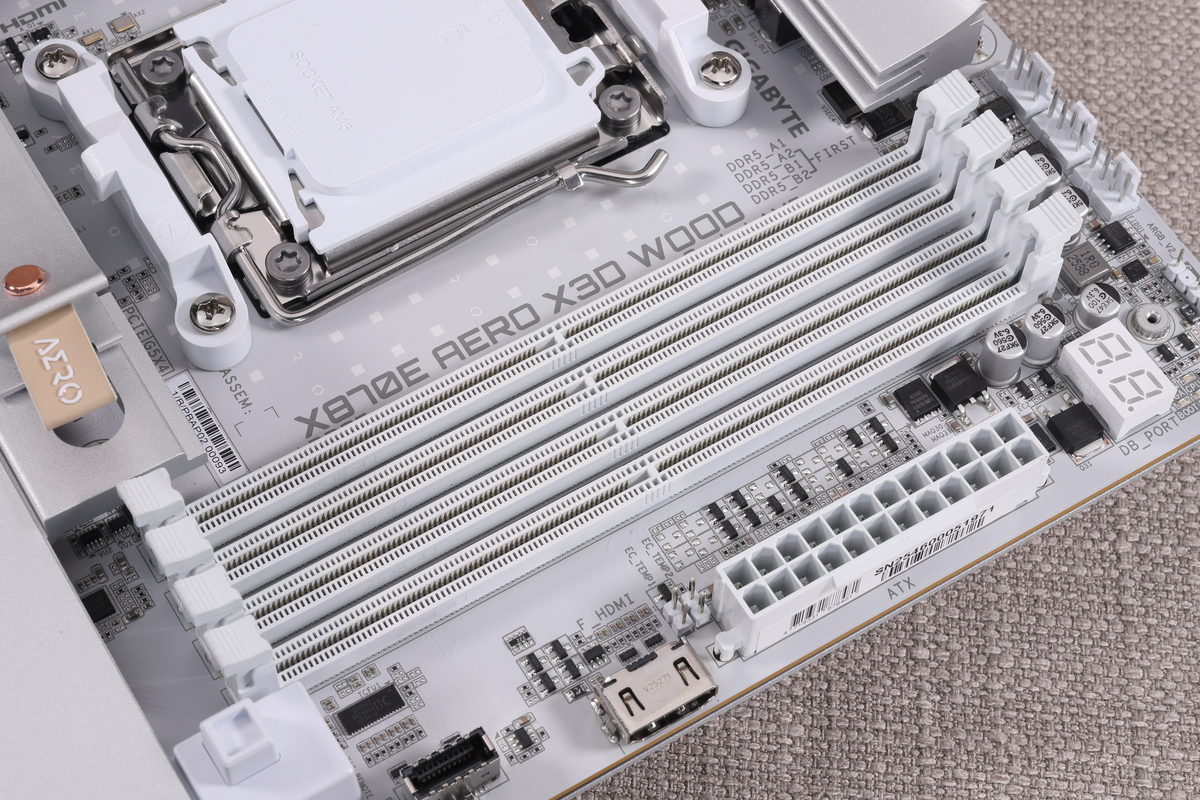 DDR5メモリ対応のメモリスロットを4本搭載。最大で256GB(64GB×4枚)のメモリ容量を実現できる