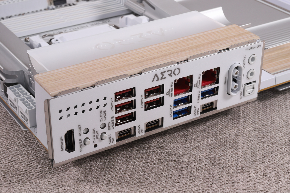 バックパネルインターフェイス。40Gbps対応のUSB4(2基)、5GbE(2基)、Wi-Fi 7など先進的なインターフェイスを搭載