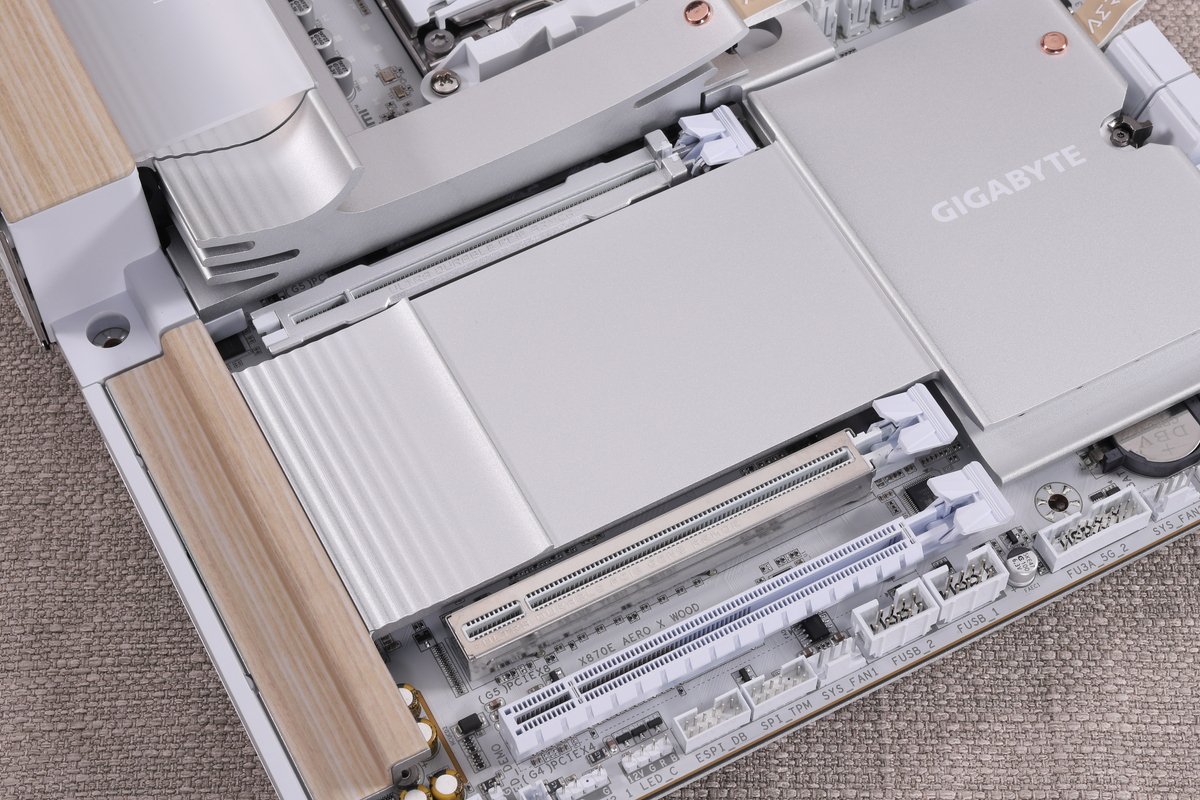 3本のPCIe x16スロットを搭載。CPUソケットに近い側の2本はCPU(Ryzen 9000/7000 シリーズ)のPCIe 5.0 x16レーンの帯域を共有している