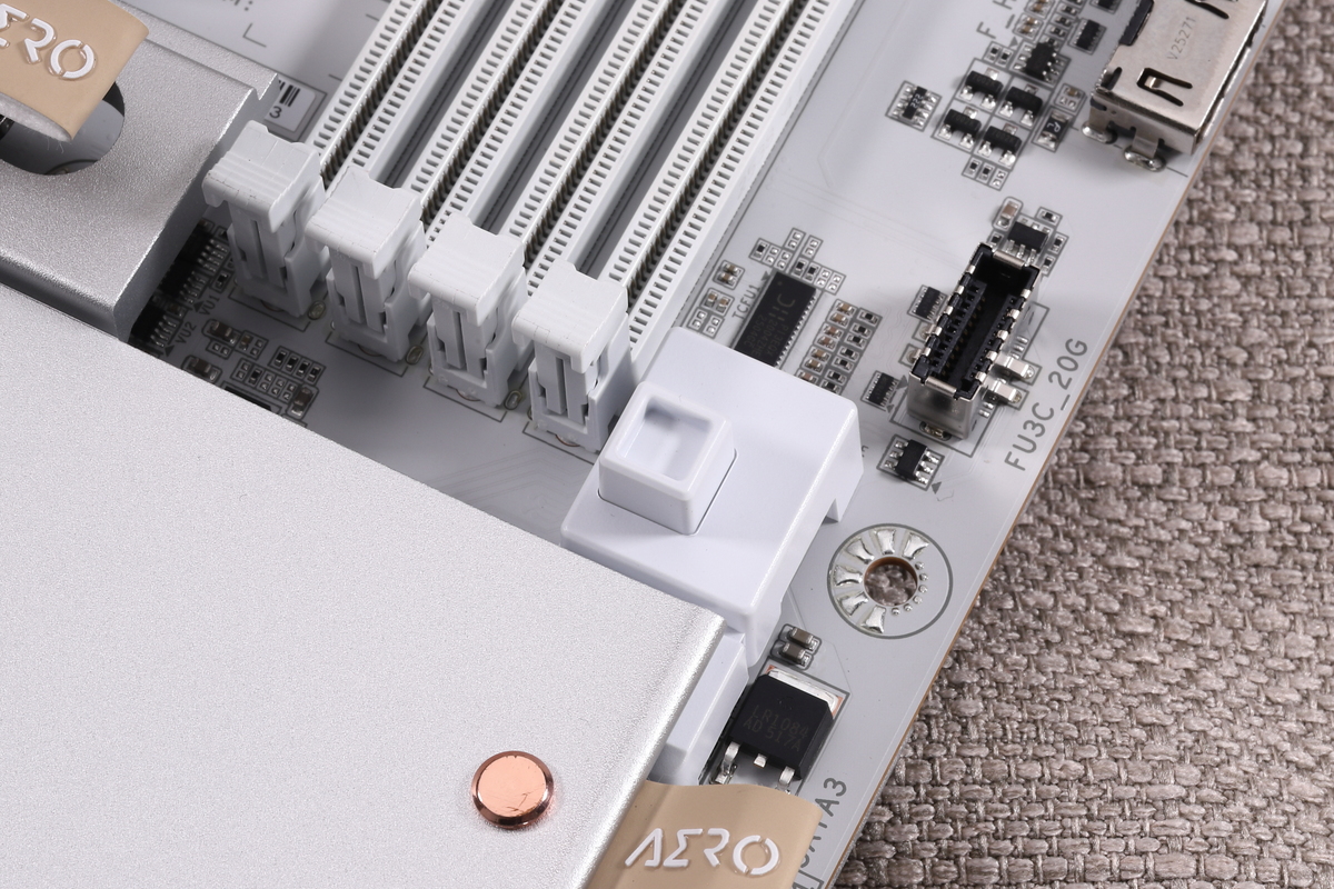 ロックレバー解除ボタン。これを利用すれば大型ビデオカードも容易に取り外せる