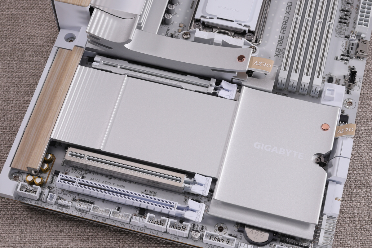 4基のM.2スロットにはツールレスで着脱可能なM.2 SSD用ヒートシンクが搭載されている