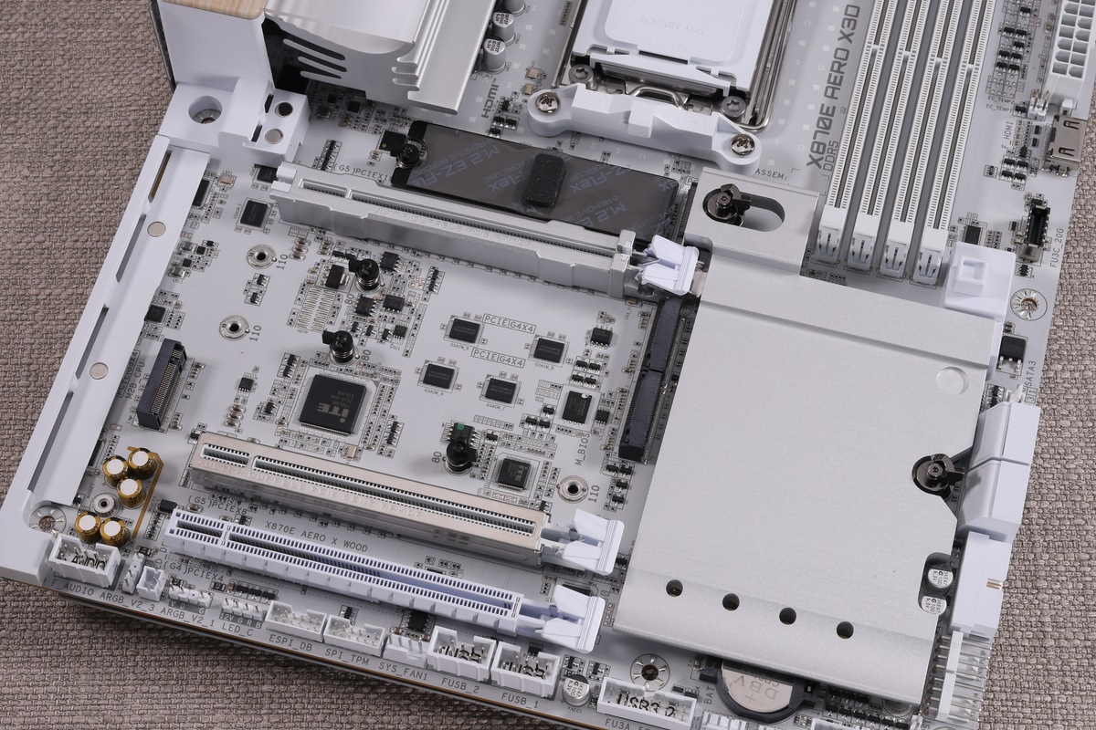 ツールレスの構造になっているので、ヒートシンクの着脱は容易