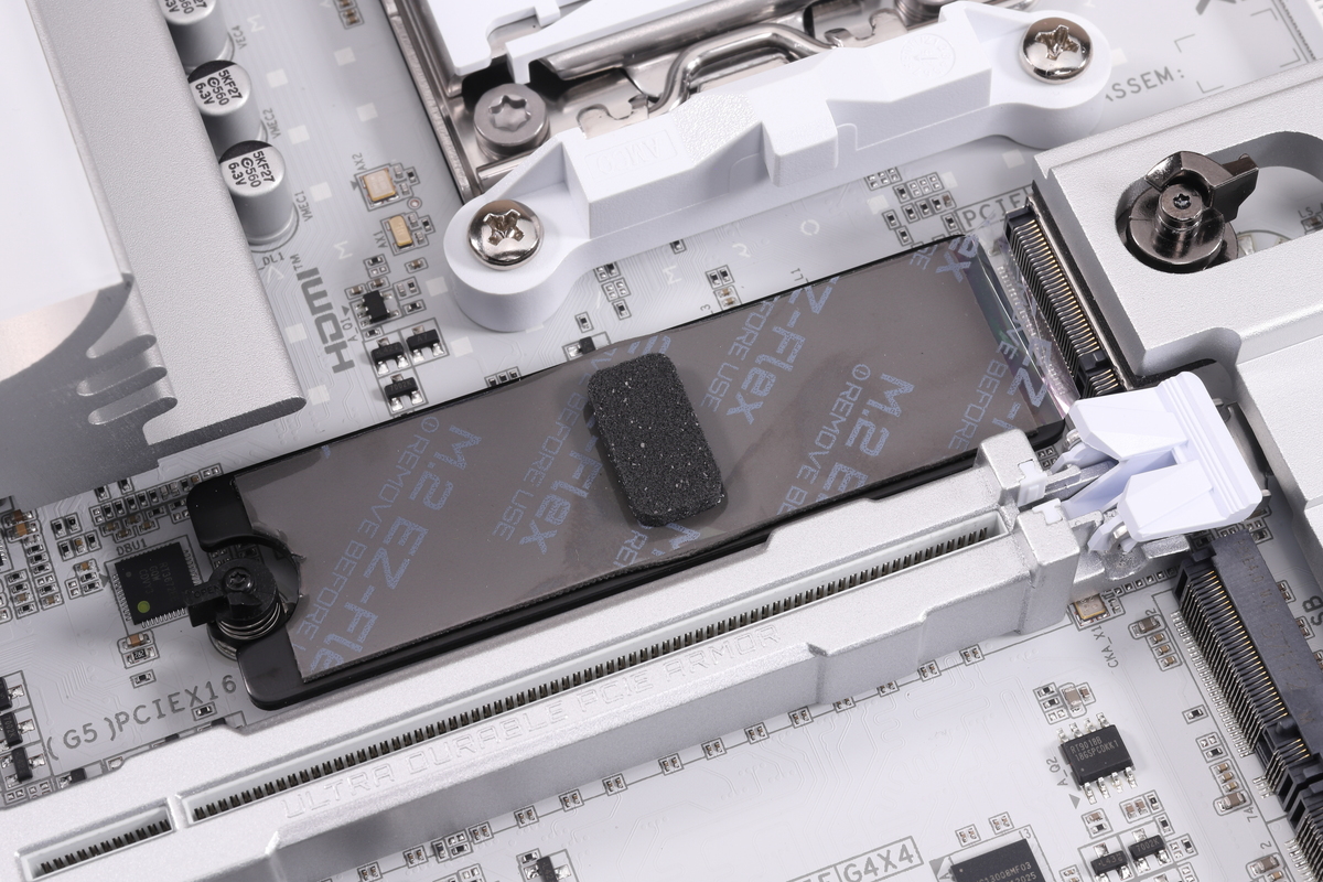 CPUソケットにもっとも近い位置のM.2スロット(M2A_CPU)。CPU直結でPCIe 5.0 x4接続に対応しており、裏面冷却用ヒートシンクも備えている