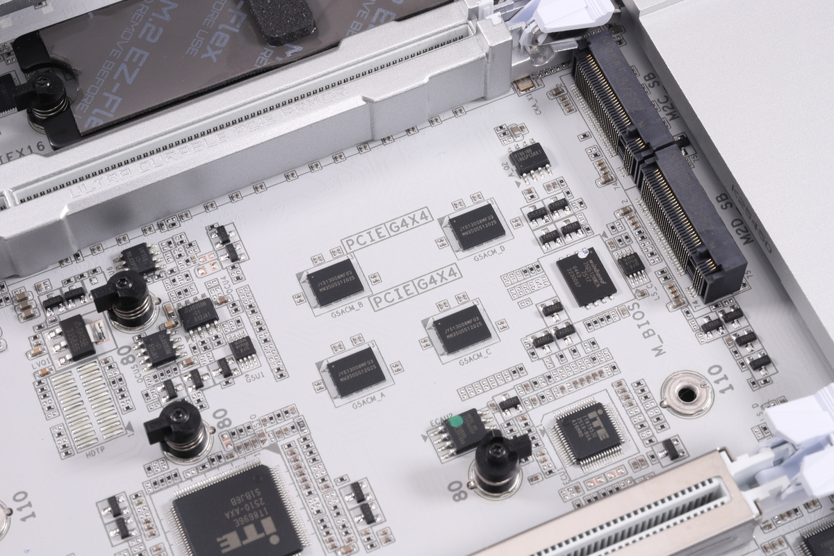 チップセット接続のM.2スロット(M2C_SB、M2D_SB)。PCIe 4.0 x4接続に対応