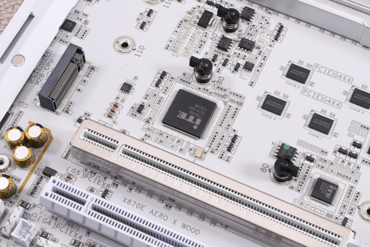 CPUソケットからもっとも遠い位置のM.2スロット(M2B_CPU)。PCIe 5.0 x4接続に対応