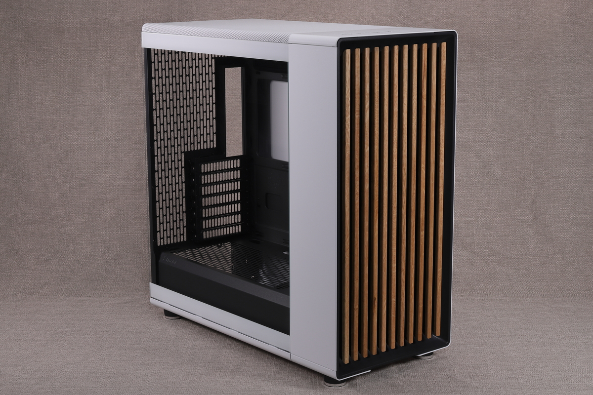 Fractal Design North XLの強化ガラスパネル搭載ホワイトモデル「FD-C-NOR1X-04」