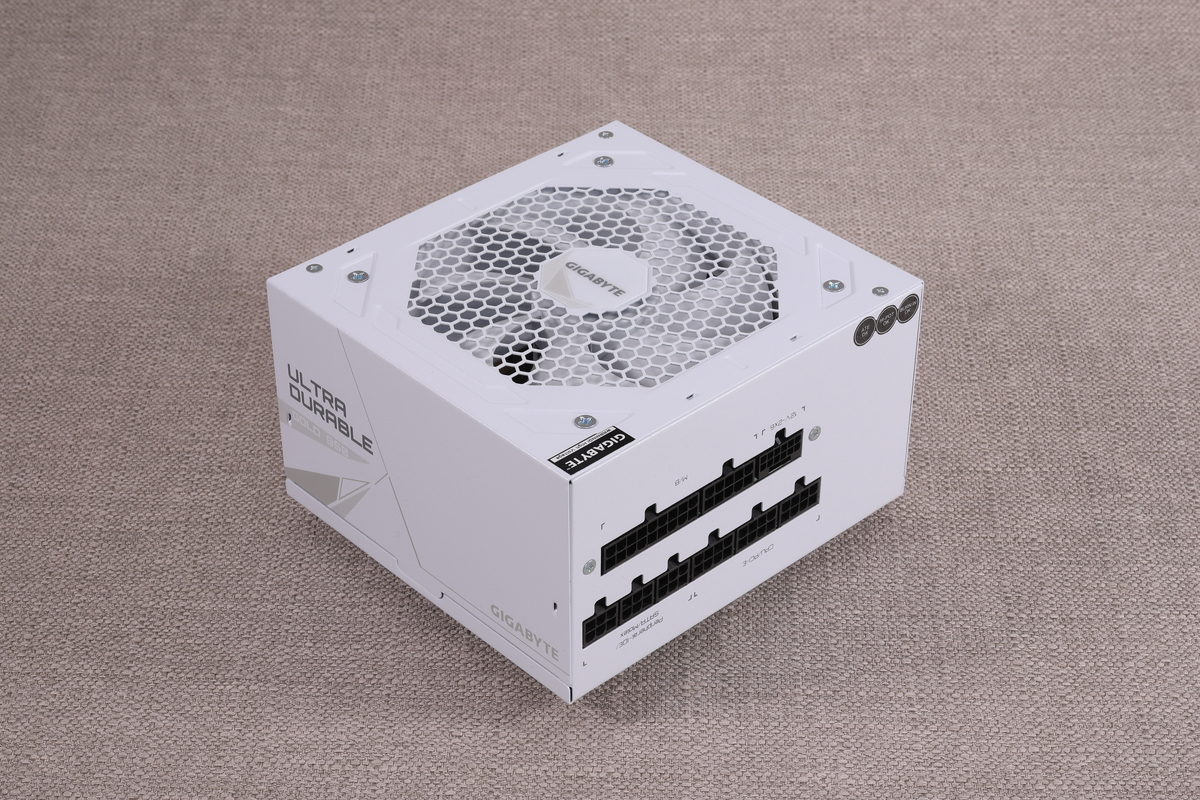 GIGABYTEの80PLUS GOLD認証の850W電源「UD850GM PG5 V2 ICE」