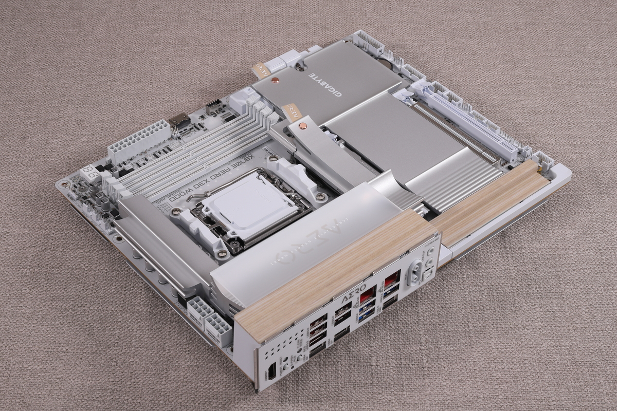 最新の白系パーツらしく、基板はもちろんのこと、スロットやコネクタにも白い部品を採用