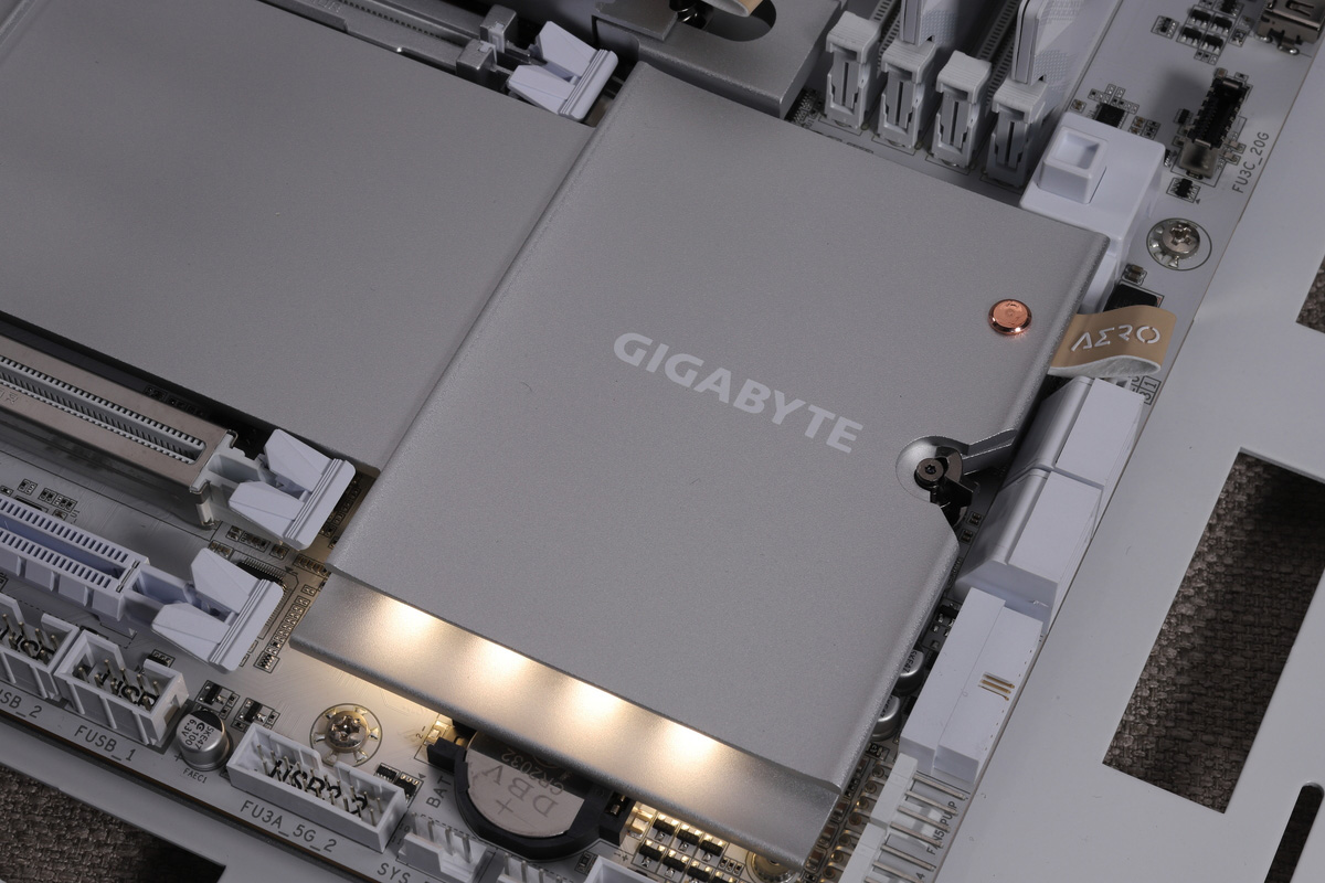 ライティングは「室内空間に溶け込む自然光と間接照明」を意識したデザインとのことだ