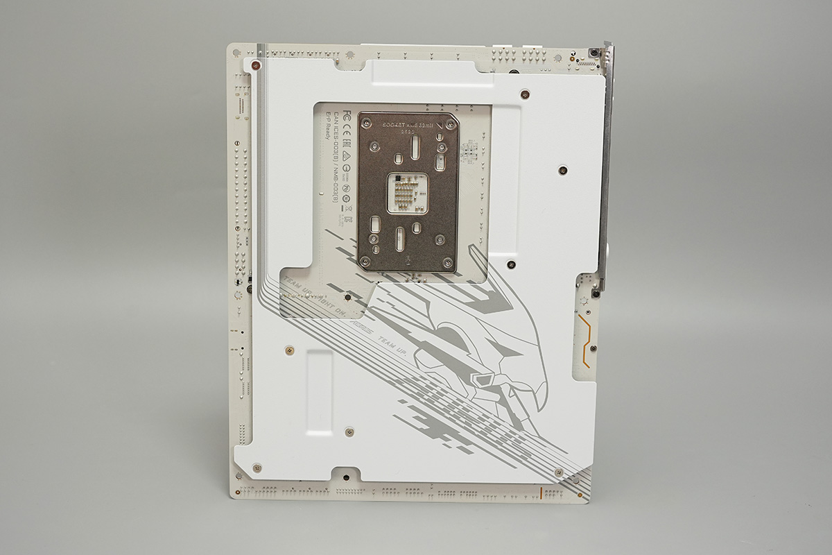 背面側、バックプレートが装着されています