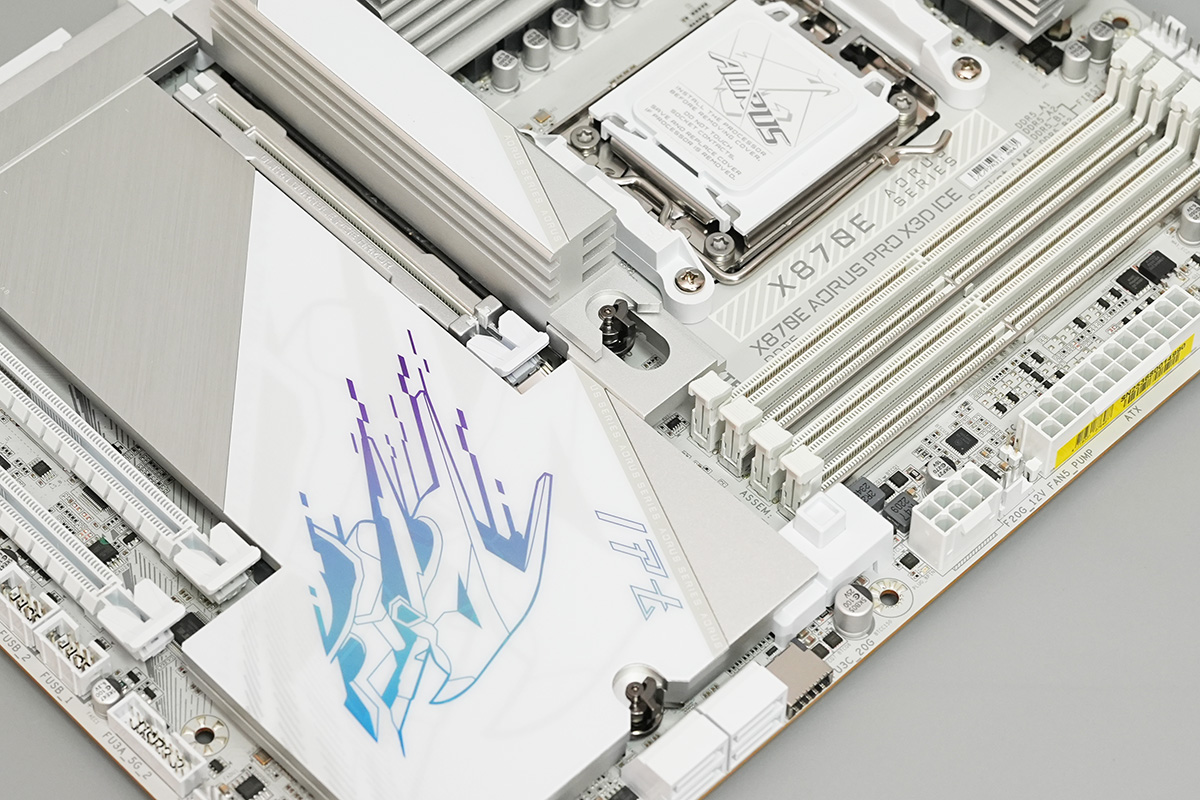 PCIeスロットのラッチの固定を解除するためのボタンもメモリスロットの横に搭載