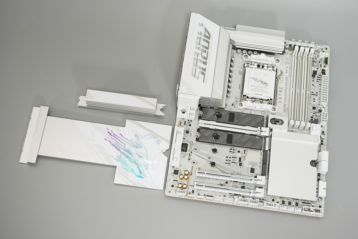 M.2スロットはすべてヒートシンクに接触する構造