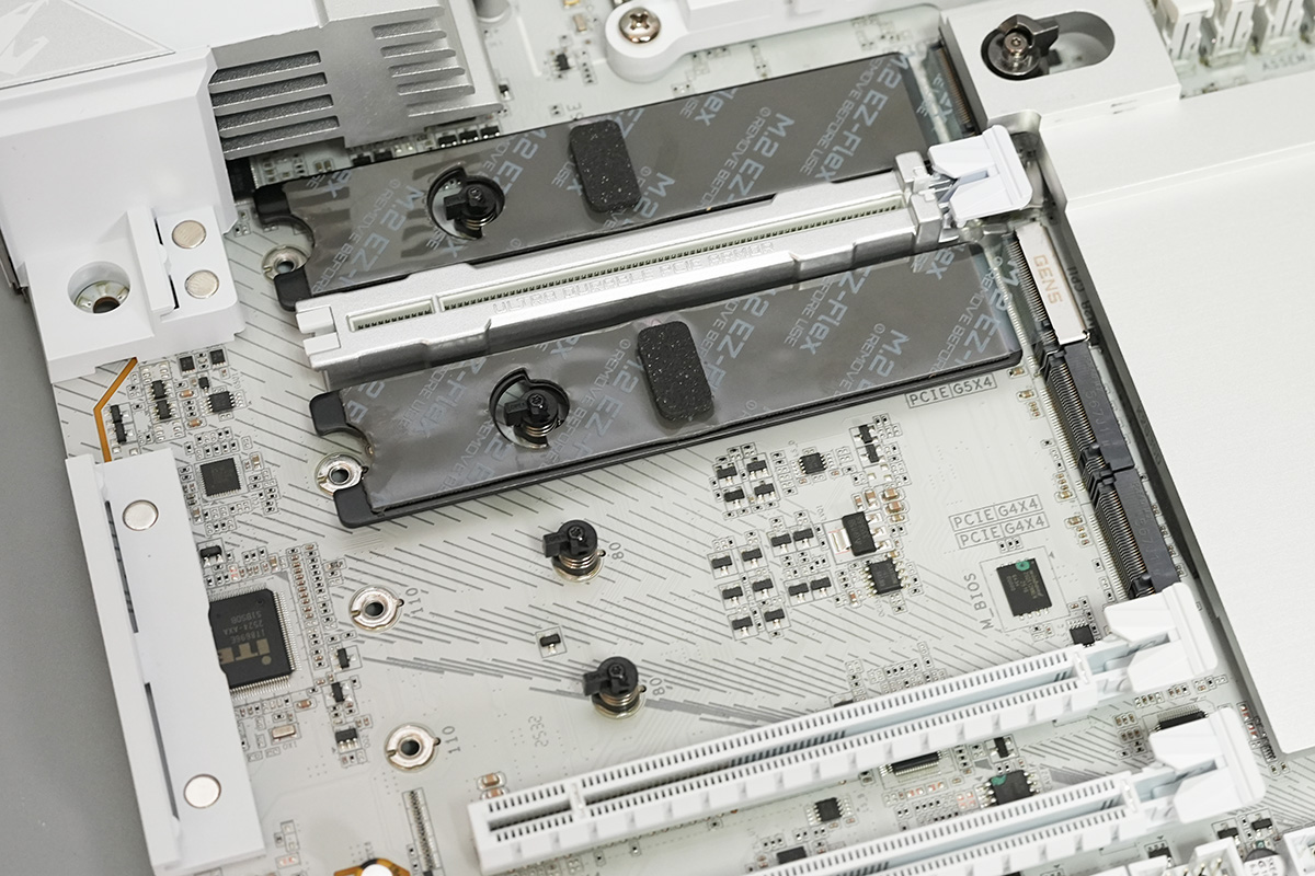 SSDはツールレスで取り付け可能