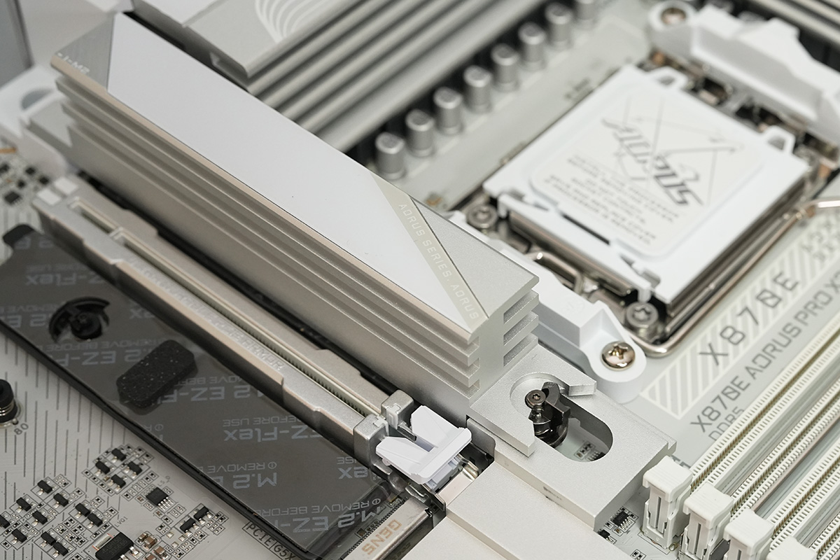 最上段のM.2スロットに搭載されたヒートシンクもワンタッチで取り外し可能