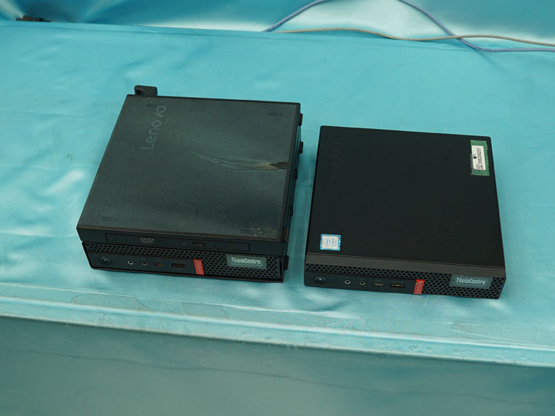 ThinkCentre M720q Tiny(写真左はDVDドライブ搭載時)