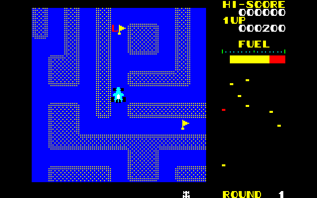 画面構成はアーケード版と同じ横長で、右にレーダー、左にメイン画面となっています。迷路のパターンも同一ですが、敵カーの追いかけアルゴリズムはアーケード版とは少々変わっています。とはいえ、近づかれたときの恐怖感は同じ。煙幕を上手に使えるかが、先のラウンドへと進むコツです。