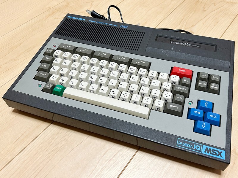 外観はシンプルな形にまとまっています。キーボードのSTOPキーが赤色でGRAPHキーが緑色になっているのは、PASOPIAシリーズに合わせたからかと思われます。上部には、機種名と搭載メモリがプリントされていました。