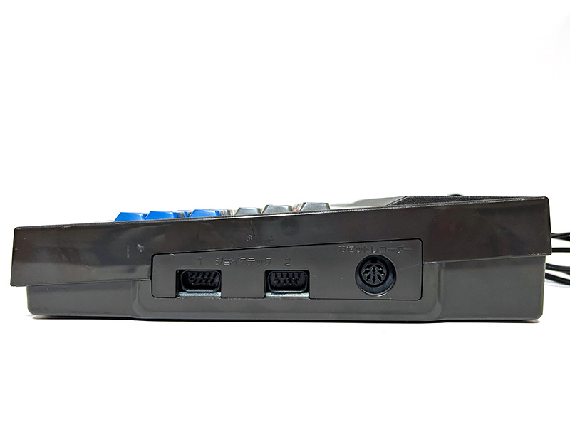 本体右側面にはジョイスティック端子が2つとCMT端子が備えられていて、左側面に電源スイッチが用意されています。