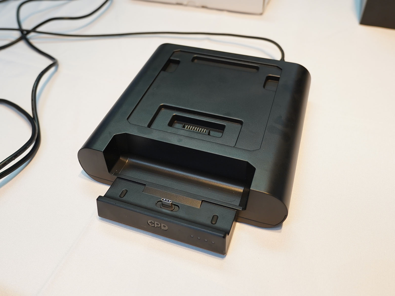 別売りの専用スマートドック。上部にバッテリー充電機能を搭載