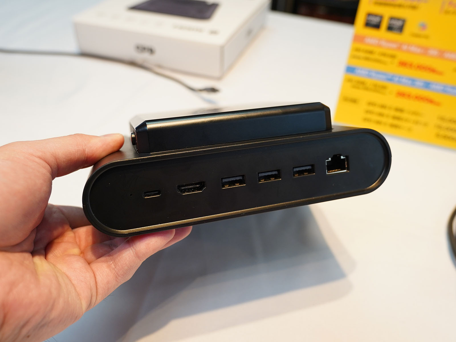 別売りの専用スマートドック。上部にバッテリー充電機能を搭載