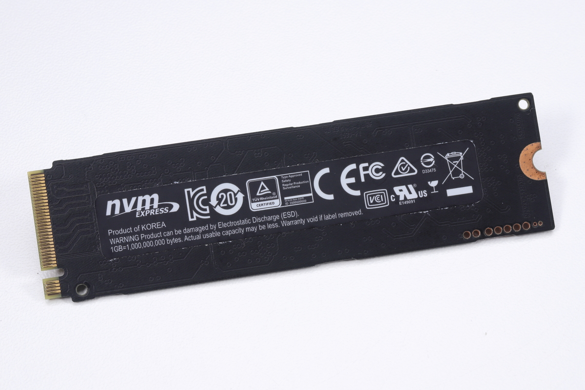 Samsung 950 PRO(512GB)。PCIe 3.0 x4の採用により従来のSATA SSDを圧倒する速度を実現し、M.2型NVMe SSDの普及を牽引した