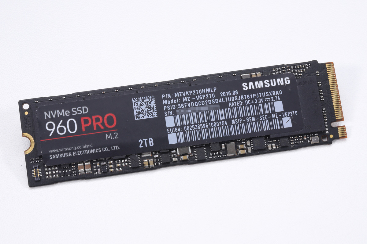 Samsung 960 PRO(2TB)。PolarisコントローラとV-NAND MLCを搭載するPCIe 3.0 x4対応SSD。後に標準装備となる「ヒートスプレディングラベル」を導入することで放熱性を改善した