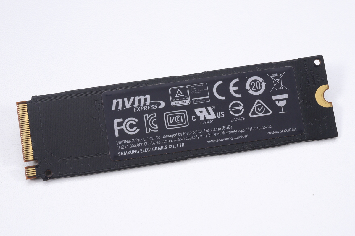 Samsung 960 PRO(2TB)。PolarisコントローラとV-NAND MLCを搭載するPCIe 3.0 x4対応SSD。後に標準装備となる「ヒートスプレディングラベル」を導入することで放熱性を改善した