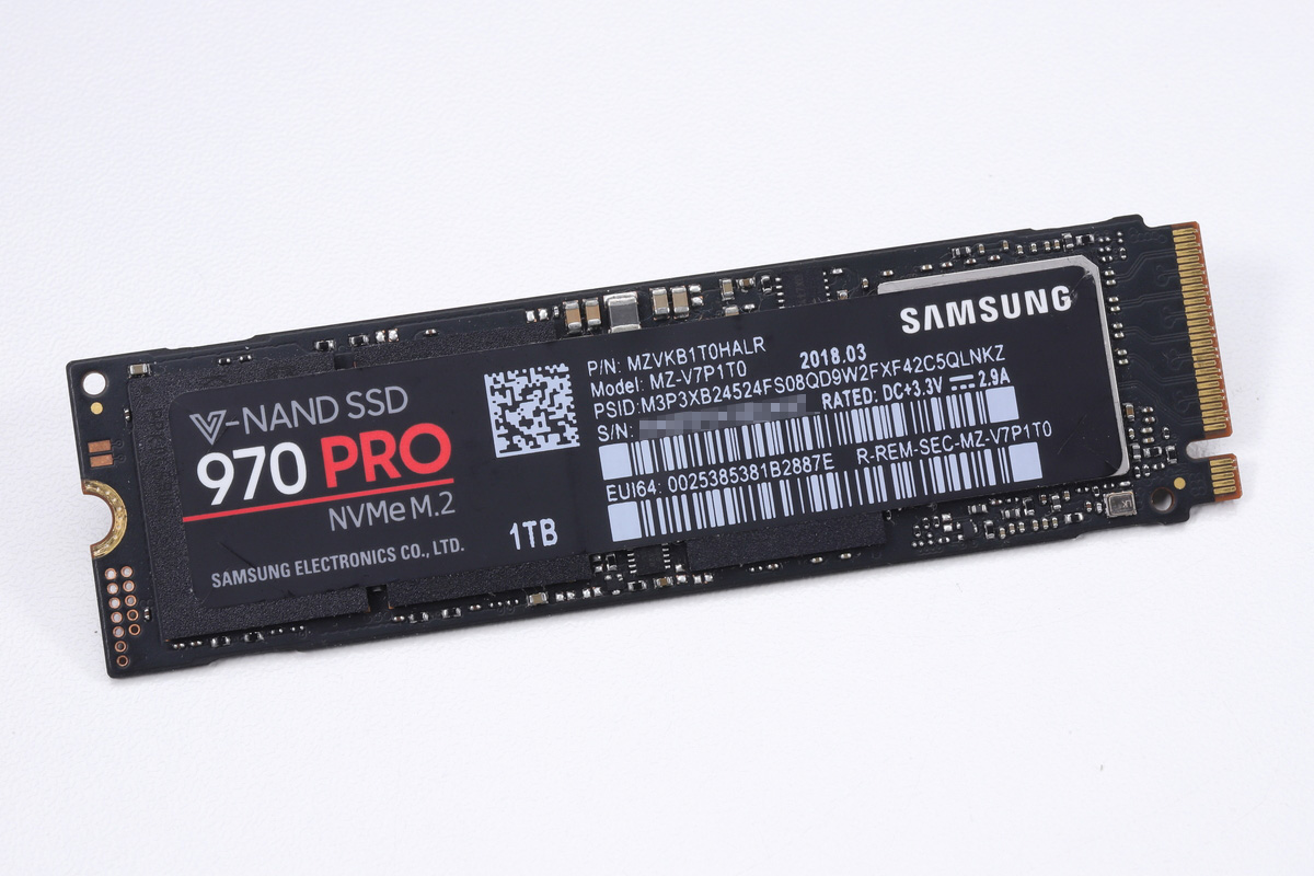 Samsung 970 PRO(1TB)。第4世代V-NAND MLCと新設計のPhoenixコントローラを搭載するPCIe 3.0 x4対応SSD。最新世代かつMLCタイプのV-NANDを採用したことで、ライト性能と書き込み耐久性が向上した