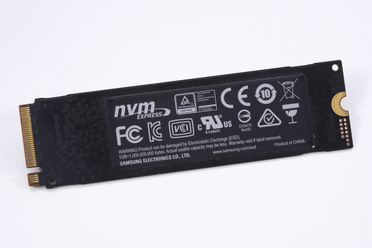 Samsung 970 PRO(1TB)。第4世代V-NAND MLCと新設計のPhoenixコントローラを搭載するPCIe 3.0 x4対応SSD。最新世代かつMLCタイプのV-NANDを採用したことで、ライト性能と書き込み耐久性が向上した
