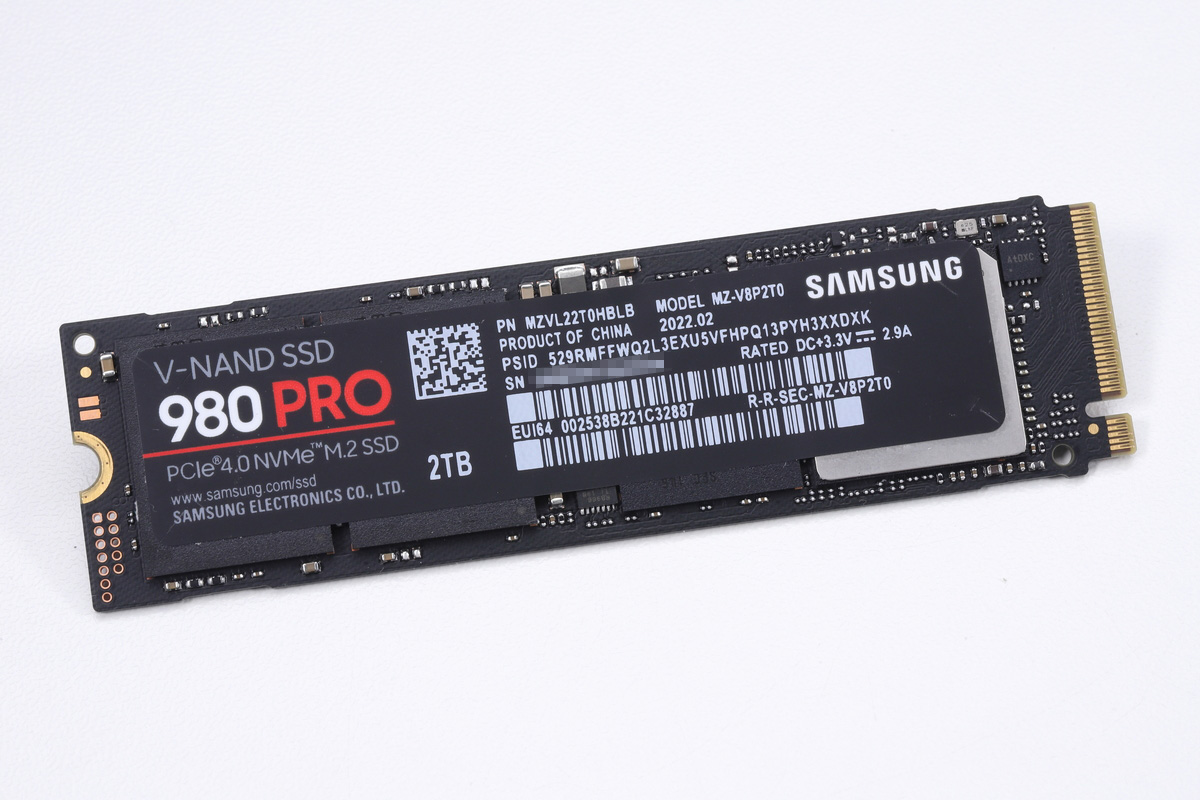 Samsung 980 PRO(2TB)。記憶素子にV-NAND TLCを採用しながらも、最新のコントローラとキャッシュ技術により、リード7,000MB/s、ライト5,100MB/sというPCIe 4.0 x4対応SSDならではの最大速度を実現した