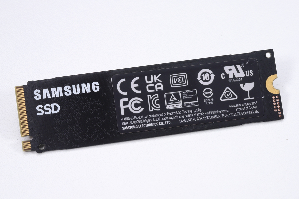 Samsung 980 PRO(2TB)。記憶素子にV-NAND TLCを採用しながらも、最新のコントローラとキャッシュ技術により、リード7,000MB/s、ライト5,100MB/sというPCIe 4.0 x4対応SSDならではの最大速度を実現した