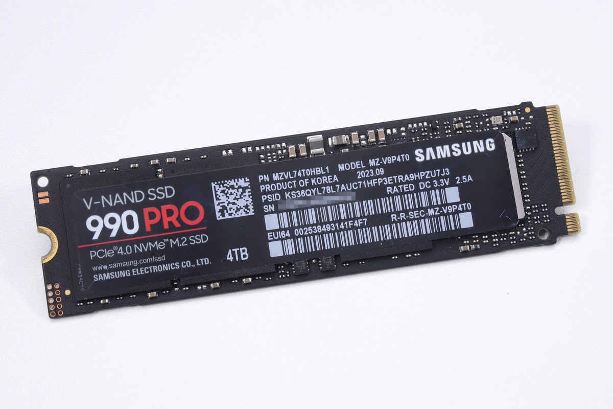 Samsung 990 PRO(4TB)。第7世代V-NAND TLCと新設計の自社製SSDコントローラにより、リード7,450MB/s、ライト6,900MB/sというPCIe 4.0 x4の限界に近い速度を実現した