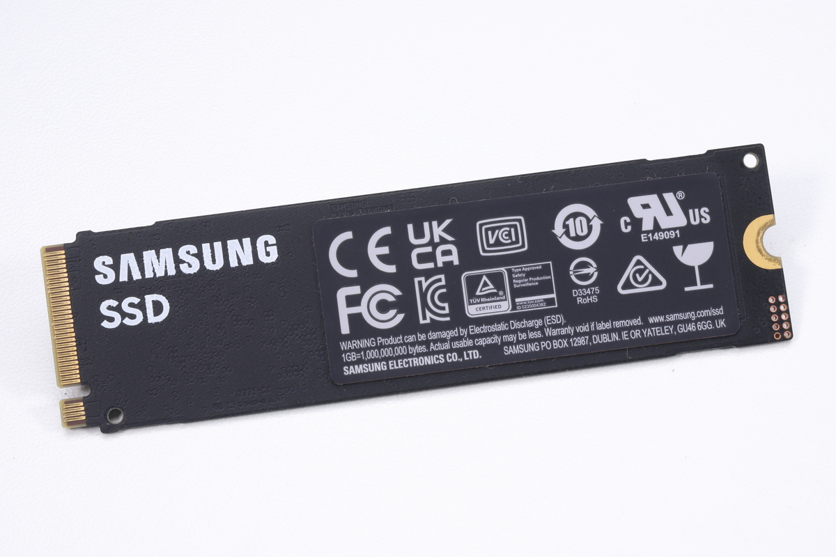 Samsung 990 PRO(4TB)。第7世代V-NAND TLCと新設計の自社製SSDコントローラにより、リード7,450MB/s、ライト6,900MB/sというPCIe 4.0 x4の限界に近い速度を実現した