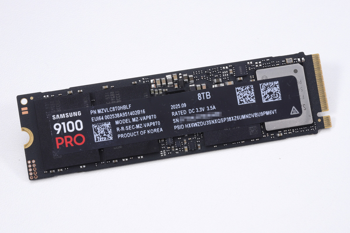 Samsung 9100 PRO(8TB)。PCIe 5.0 x4に対応したことでリード14,800MB/s、ライト13,400MB/sという驚異的な最大速度を実現。また、8TBモデルはV-NAND TLCを基板両面に実装することで過去最大の記憶容量を実現している