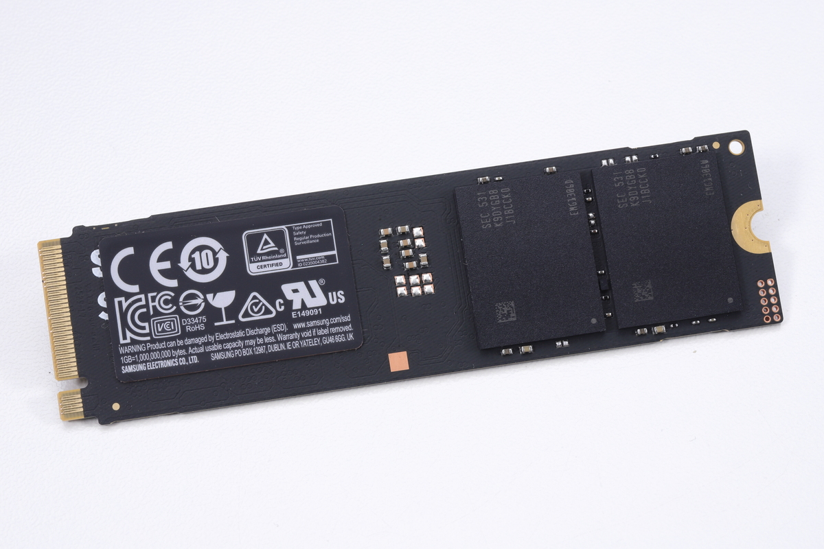 Samsung 9100 PRO(8TB)。PCIe 5.0 x4に対応したことでリード14,800MB/s、ライト13,400MB/sという驚異的な最大速度を実現。また、8TBモデルはV-NAND TLCを基板両面に実装することで過去最大の記憶容量を実現している