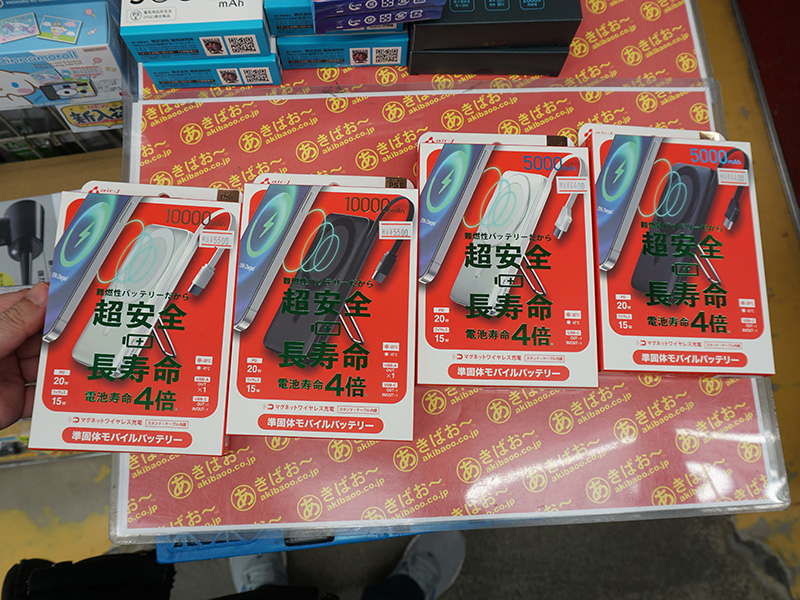 「マグネットワイヤレス充電対応 スタンド+ケーブル内蔵 準固体モバイルバッテリー」