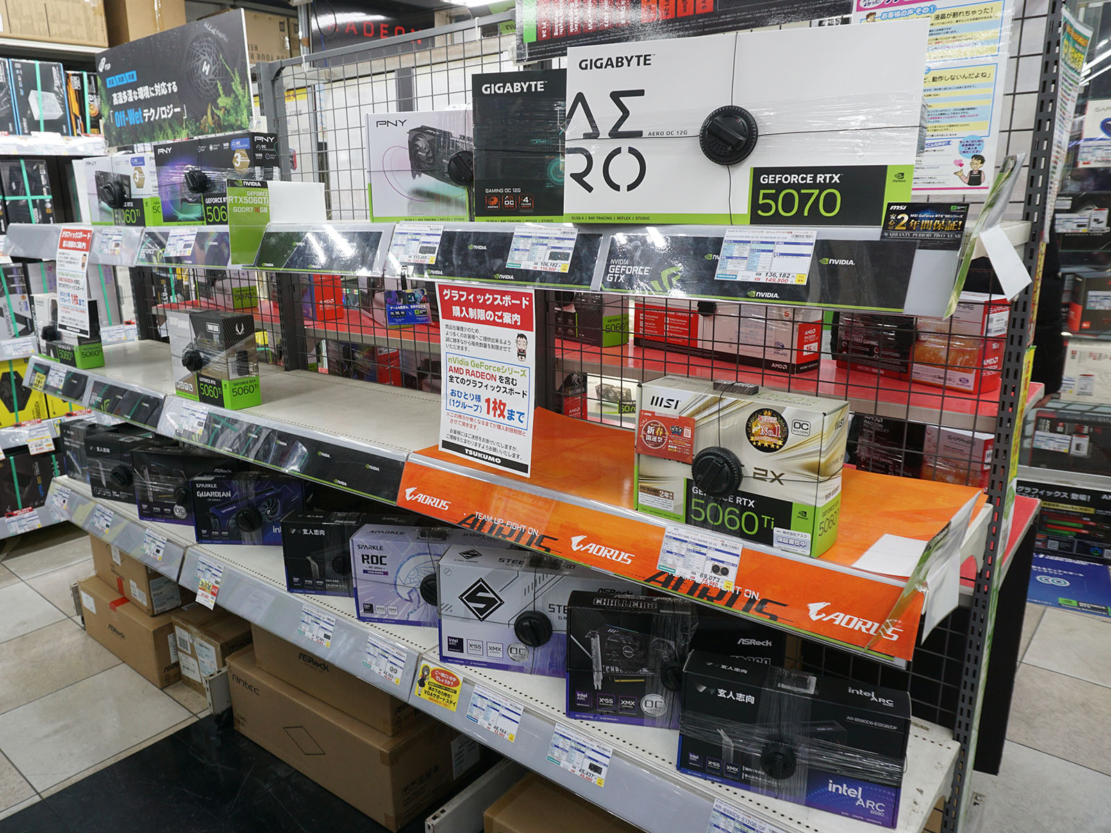 <a href="/shop/at/99honten.html" class="deliver_inner_content">ツクモパソコン本店</a>のビデオカードコーナー。在庫切れが目立つ