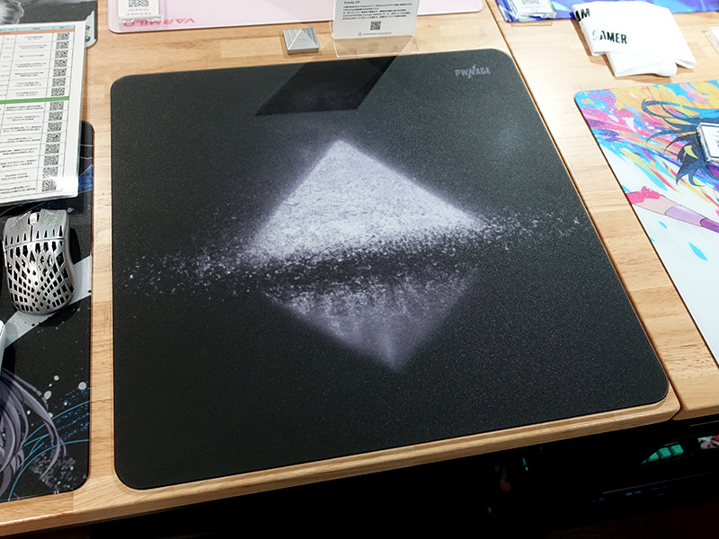 <a href="https://akiba-pc.watch.impress.co.jp/docs/news/news/1660549.html" class="deliver_inner_content i">Pwnageの強化ガラス製マウスパッド「Ultra Glide Glasspad Pyramid」</a>