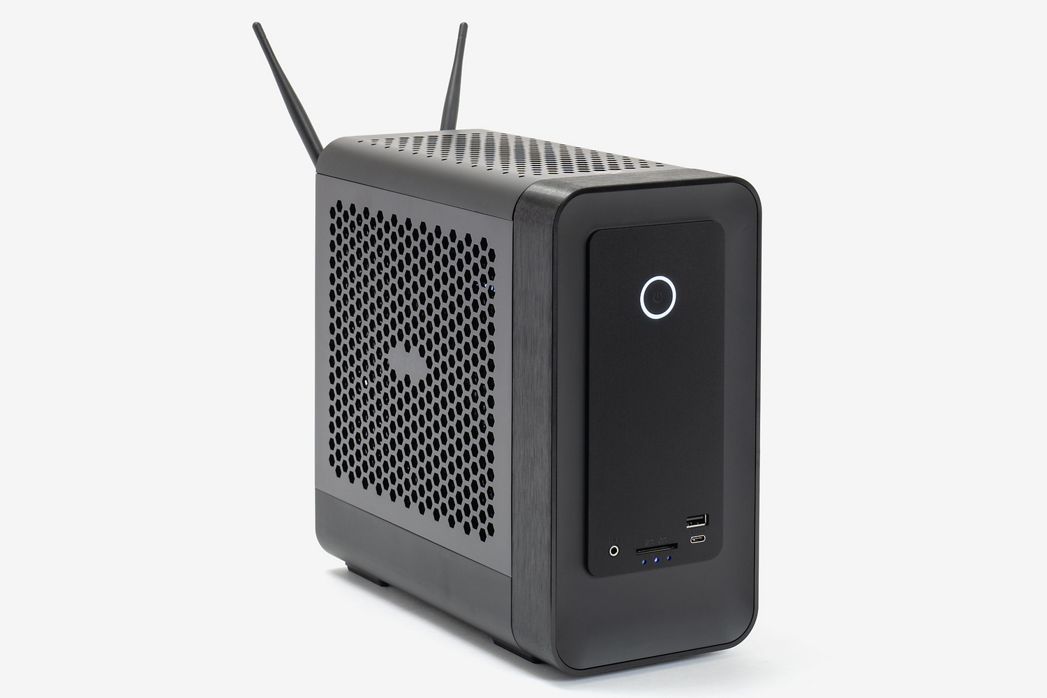 筐体は全体につや消しブラック仕上げで、高級感のある落ち着いたデザインだ