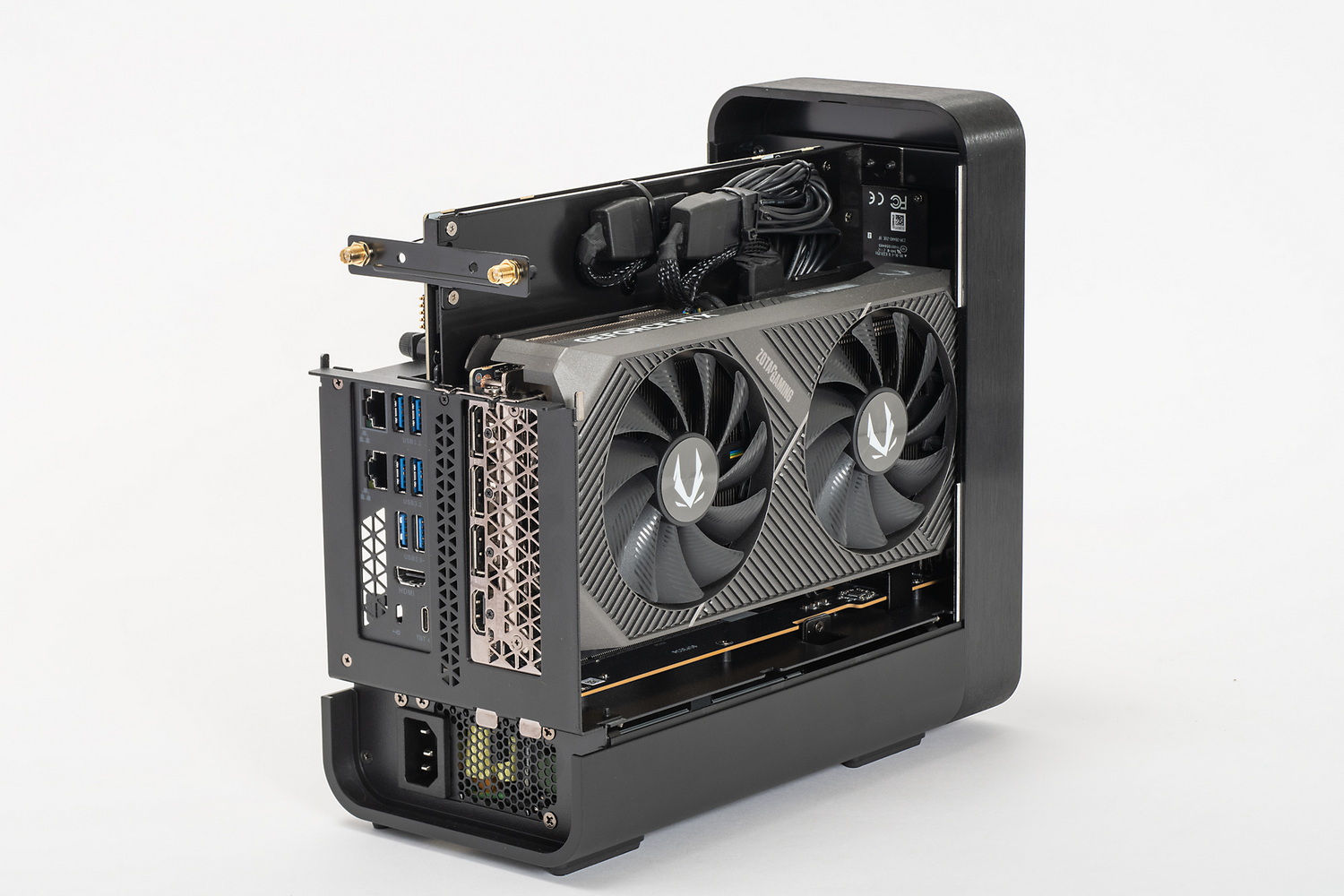 天板と側板を外すと、右側面にデスクトップPC用のビデオカードを装備していることが分かる