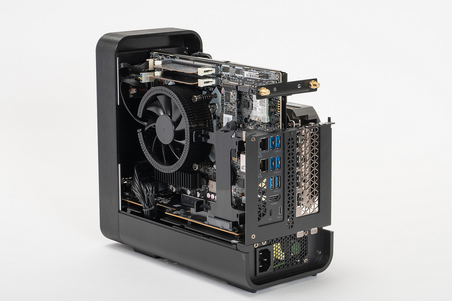 左側面にはトップフロータイプのCPUクーラーを装備しており、その下にデスクトップPC向けのCore Ultra 7 265が組み込まれている