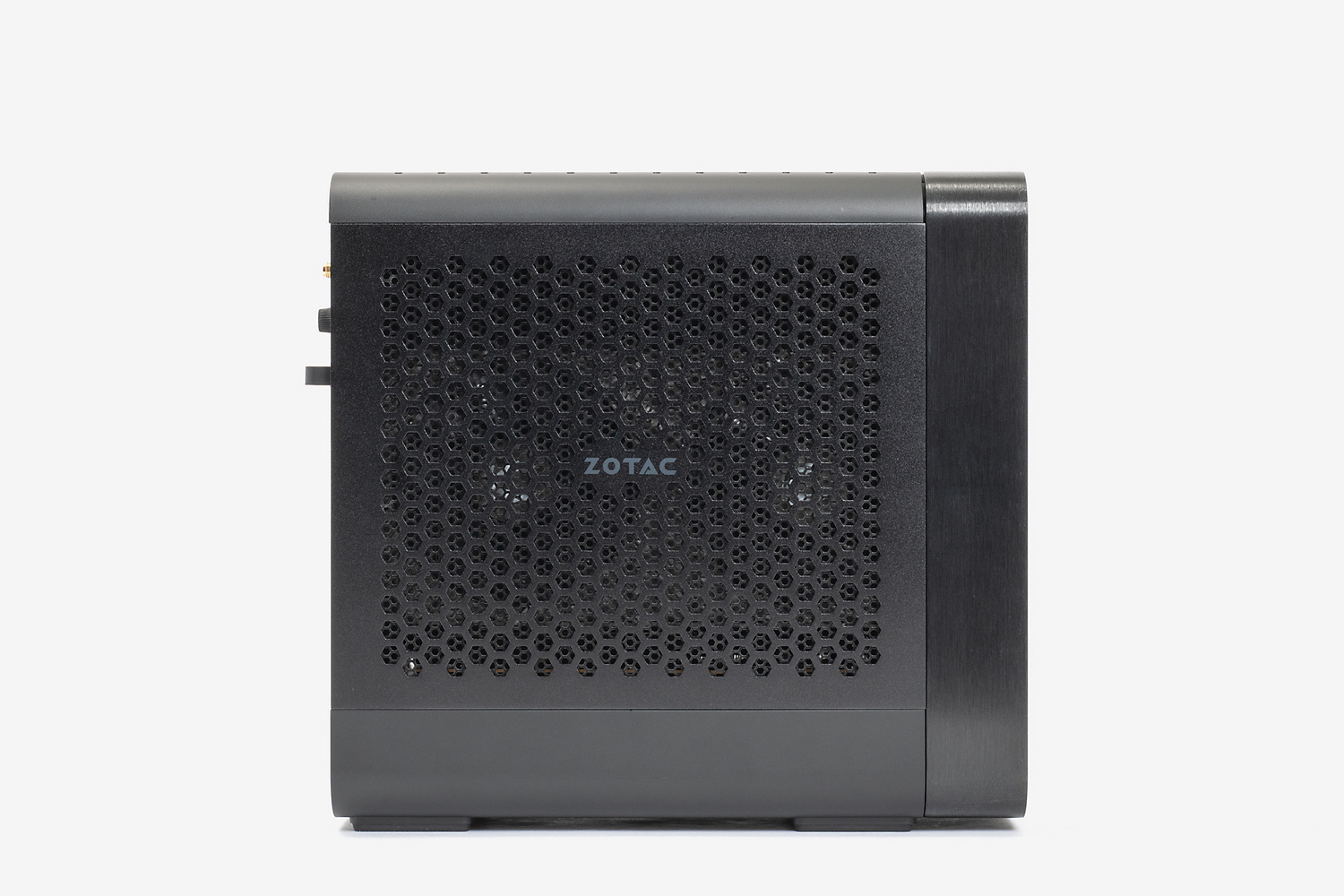 金属製の両側板はメッシュ構造になっており、通気性に優れる