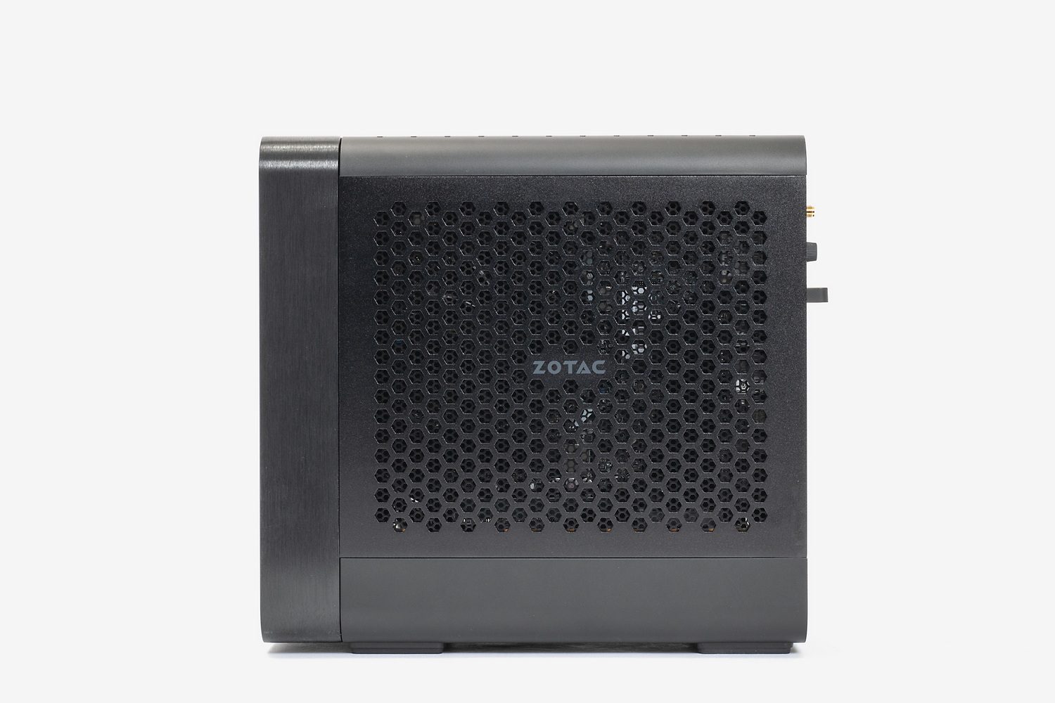 金属製の両側板はメッシュ構造になっており、通気性に優れる