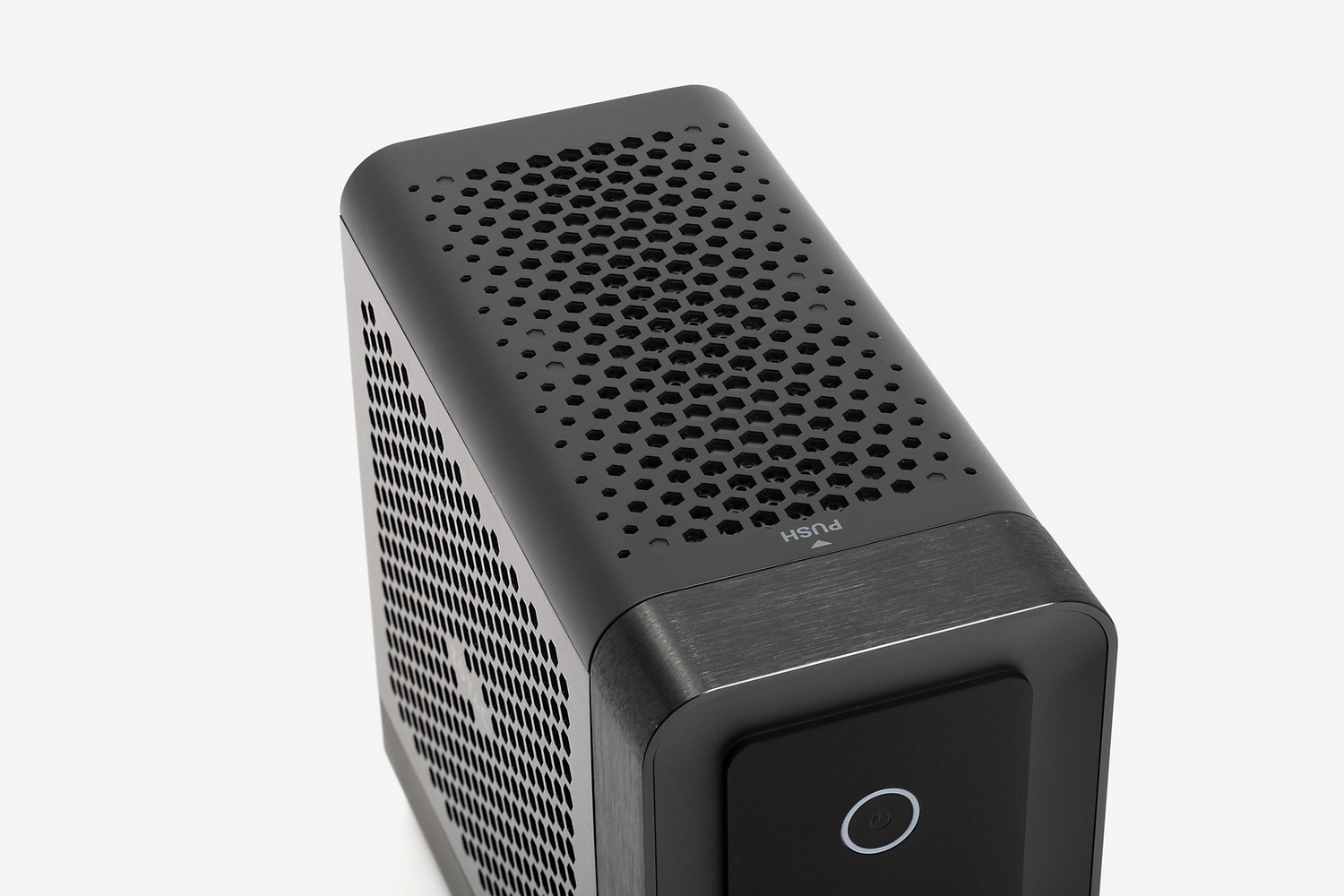 この状態では見えないが、天板には2基のケースファンが組み込まれている