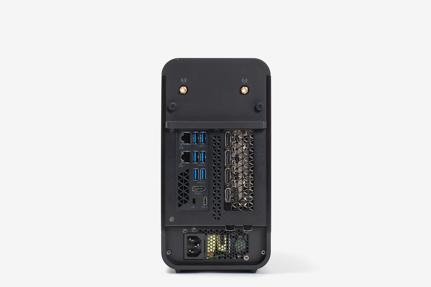 背面には、ビデオカードに搭載された各種映像出力ポートに加え、マザーボードに装備されたUSB 10Gbps/5GbpsポートやHDMI、5GbE(5Gbps)およびGbE(1Gbps)の有線LANポートなどを備える。電源ユニットを本体に内蔵しているため、大きなACアダプターの置き場所に悩むこともない