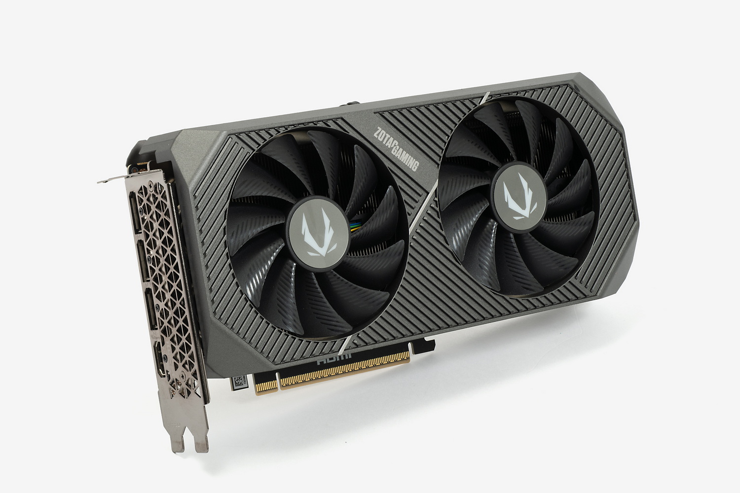 限られたスペースに組み込まれているビデオカードは、市販モデルにはないデュアルファン仕様のRTX 5070 Ti搭載モデルだ