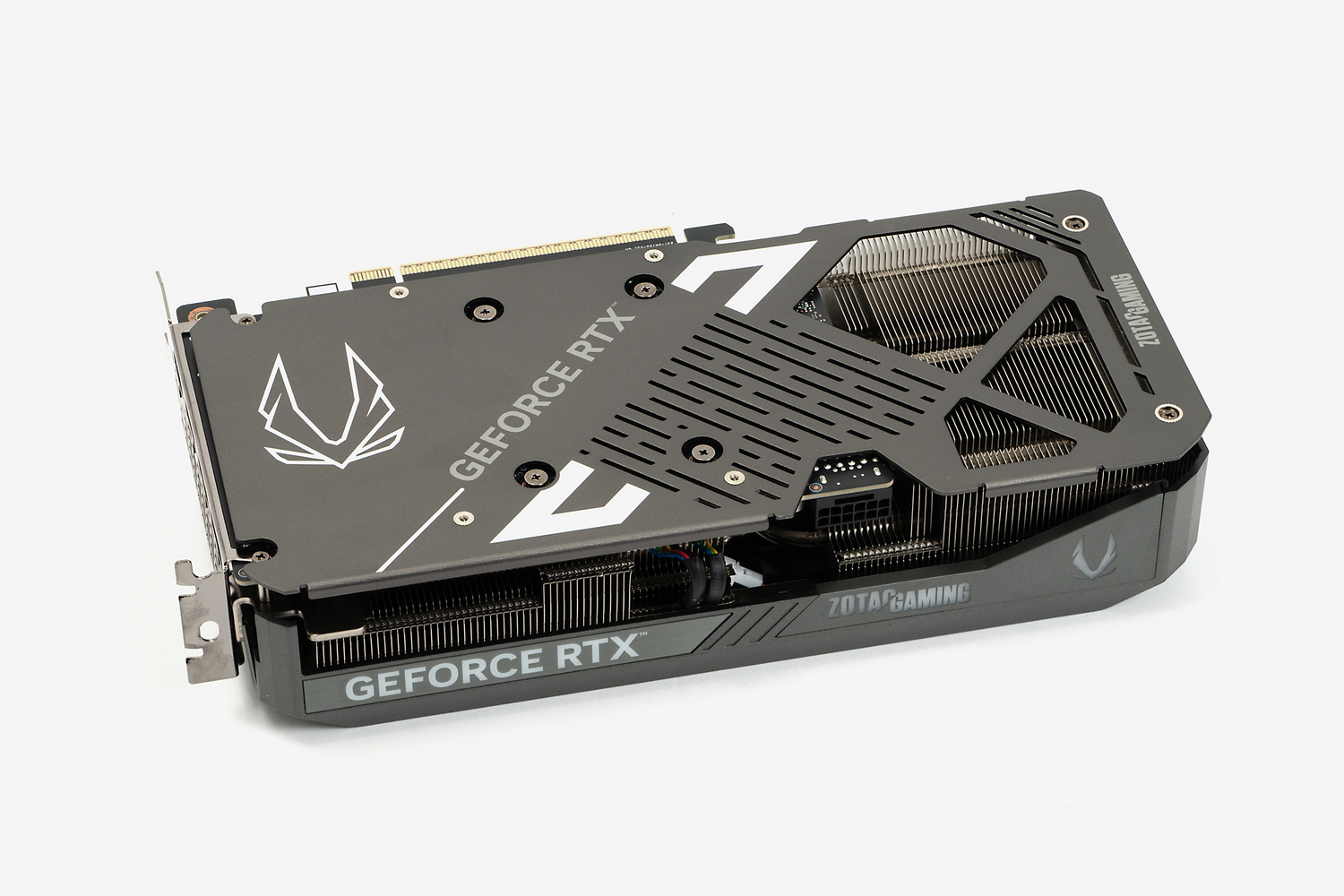 限られたスペースに組み込まれているビデオカードは、市販モデルにはないデュアルファン仕様のRTX 5070 Ti搭載モデルだ